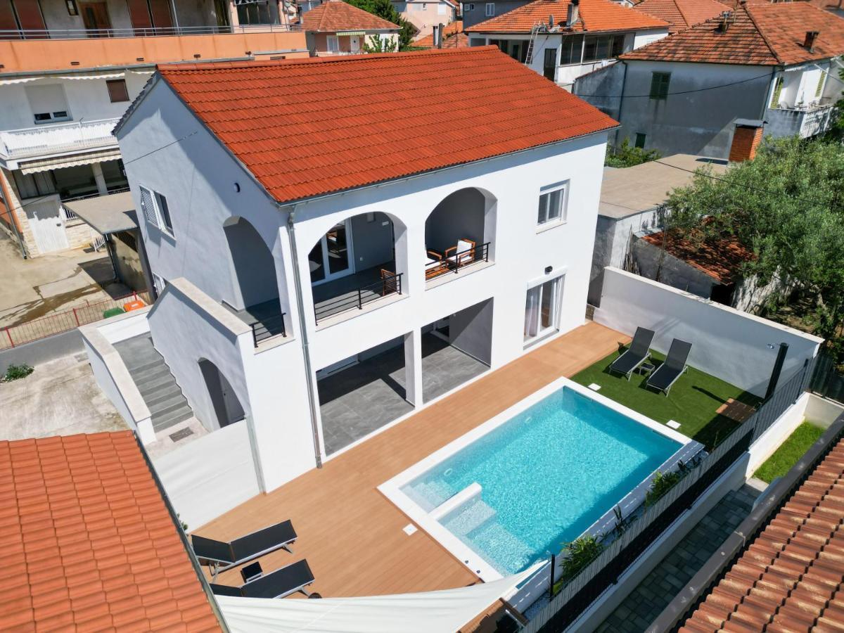 Bernie With A Pool Apartment